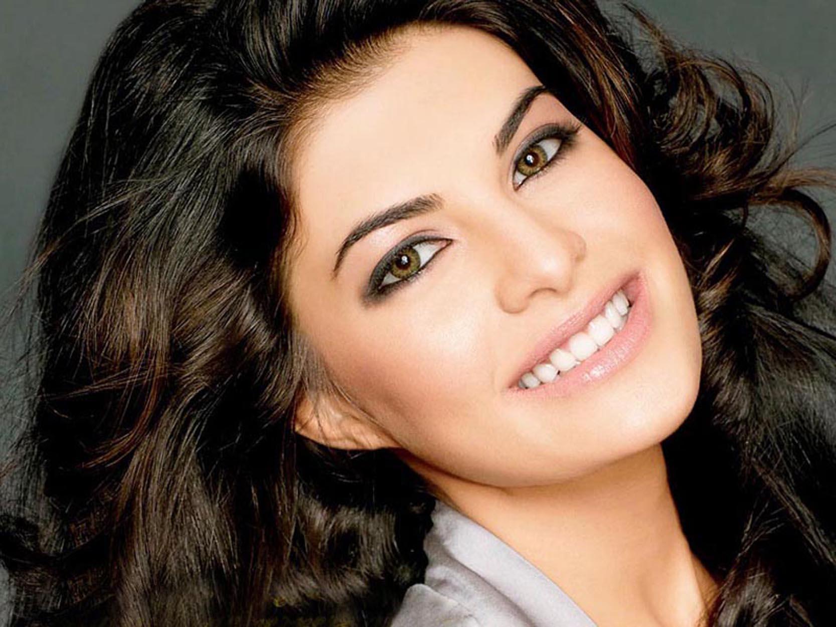 Smiling-Face-Jacqueline-Fernandez-58-79