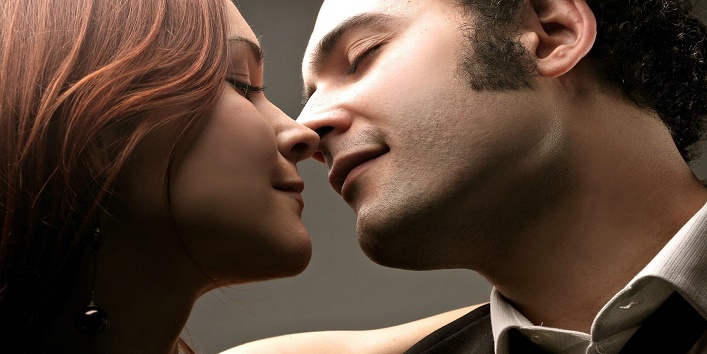 romantic-couple-kissi